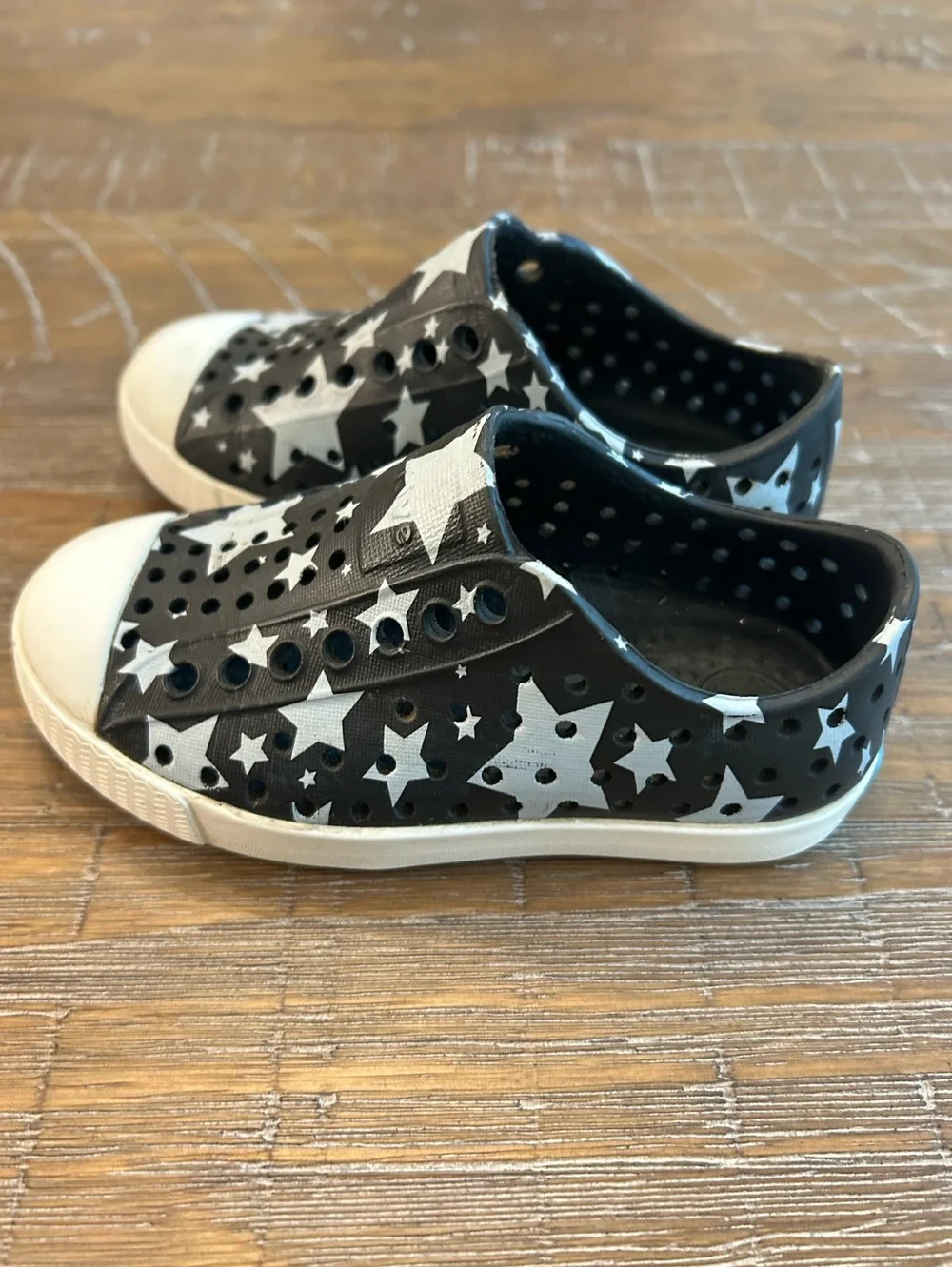 Native black star print water shoes kids 8